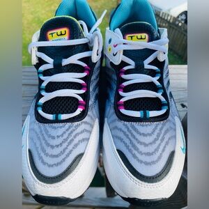 Nike Air Max TW SE
Multi-Color (GS) 8w-6.5y